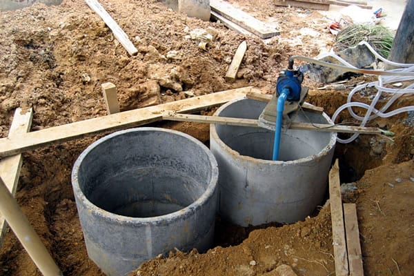 Septiic tanks being cleaned by technician using our septic tank cleaning software